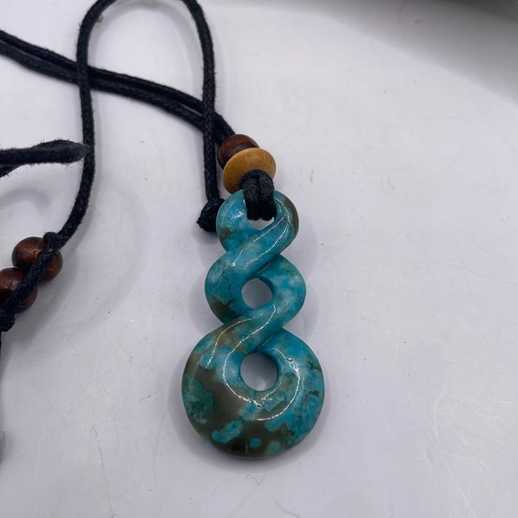 3 twists NZ style chrysoprase pendant in black cord - Picture 1 of 3